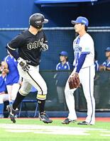２回、勝ち越しのホームを踏んだ野口（左）と打たれた篠木（撮影・持木克友）