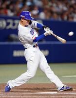 ４回、石川昂が左越えに本塁打を放つ