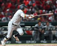 ７回、適時打を放つ佐藤（撮影・北村雅宏）