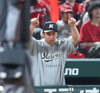 ７回、山口の一塁アウト判定に、リクエストするサブロー監督（撮影・北村雅宏）