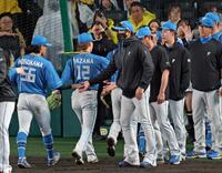 阪神に連勝し、ナインとタッチを交わす新庄監督（中央）＝撮影・立川洋一郎