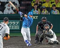 ５回、左前へ勝ち越し適時打を放つ水野（撮影・立川洋一郎）