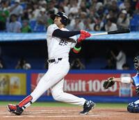 ８回、サンタナは左越えに１０号同点２ランを放つ（撮影・佐藤厚）