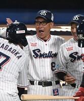 ８回、サンタナが同点２ランを放ち、大喜びする池山監督（撮影・佐藤厚）