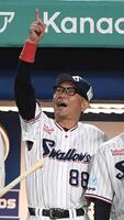 ８回、サンタナが同点２ランを放ち、大喜びする池山監督（撮影・佐藤厚）
