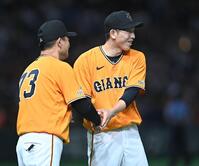 ７回１失点の好投で今季２勝目を挙げ橋上監督代行（左）と握手を交わす戸郷（撮影・開出牧）
