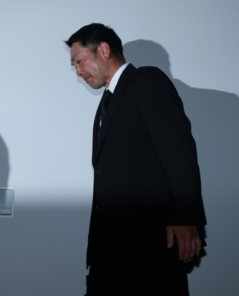 取材対応を終え、引きあげる阿部慎之助氏（撮影・石井剣太郎）