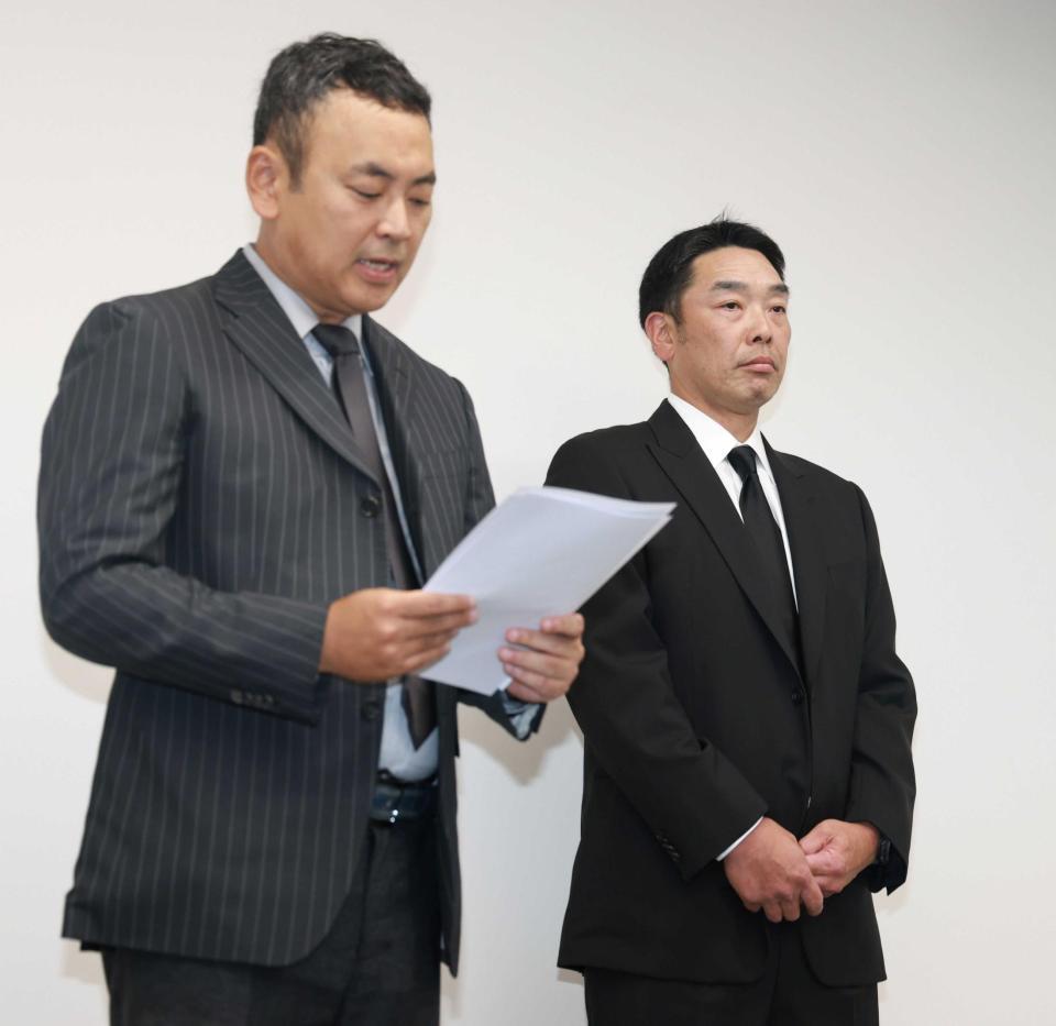 　代理人が読み上げる娘の手紙を聞く阿部前監督（右）