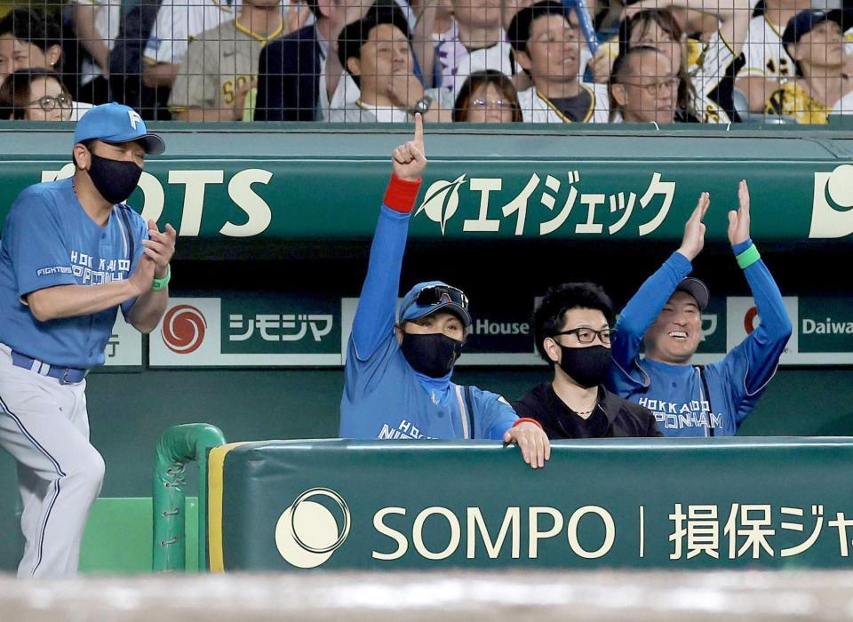 　７回、カストロの２点打を喜ぶ新庄監督（左）＝撮影・西田忠信