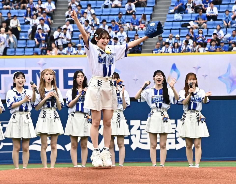 セレモニアルピッチを務めるＡＫＢ４８・伊藤百花（撮影・持木克友）