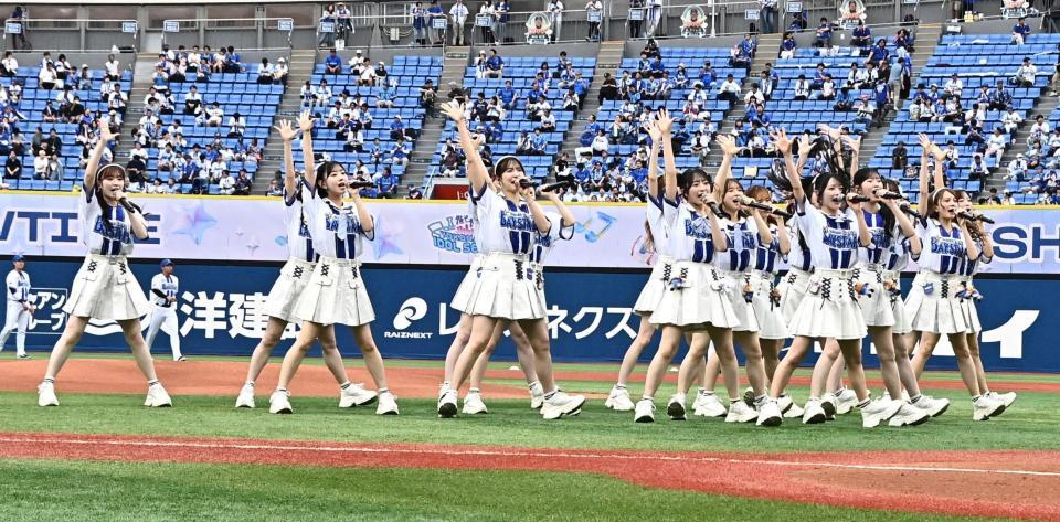 グラウンドで唄うＡＫＢ４８（撮影・持木克友）
