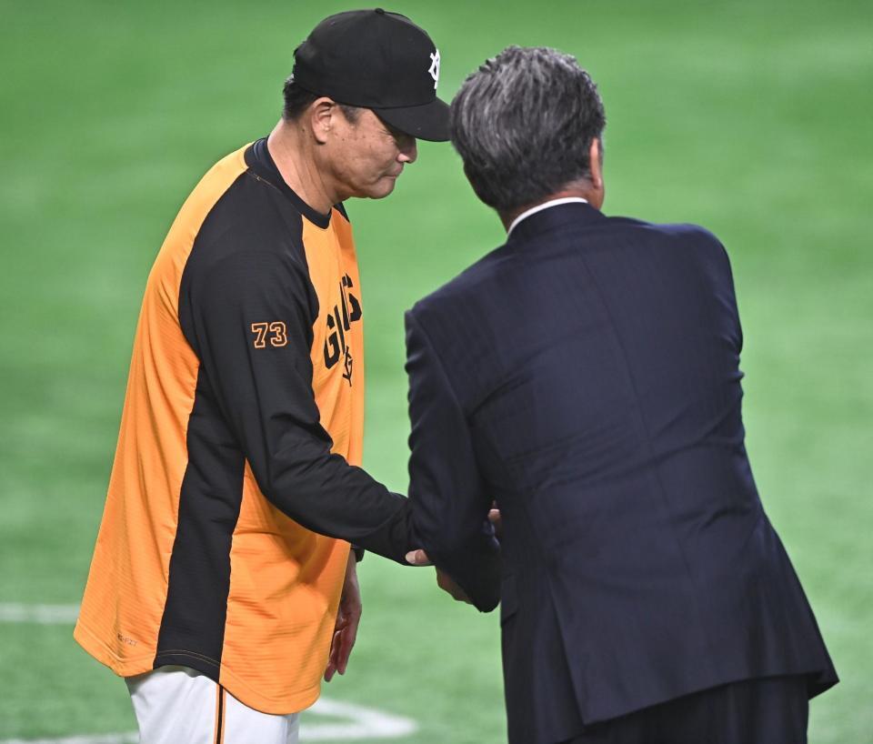 試合前、元巨人の工藤公康氏（右）と握手を交わす橋上監督代行（撮影・開出牧）