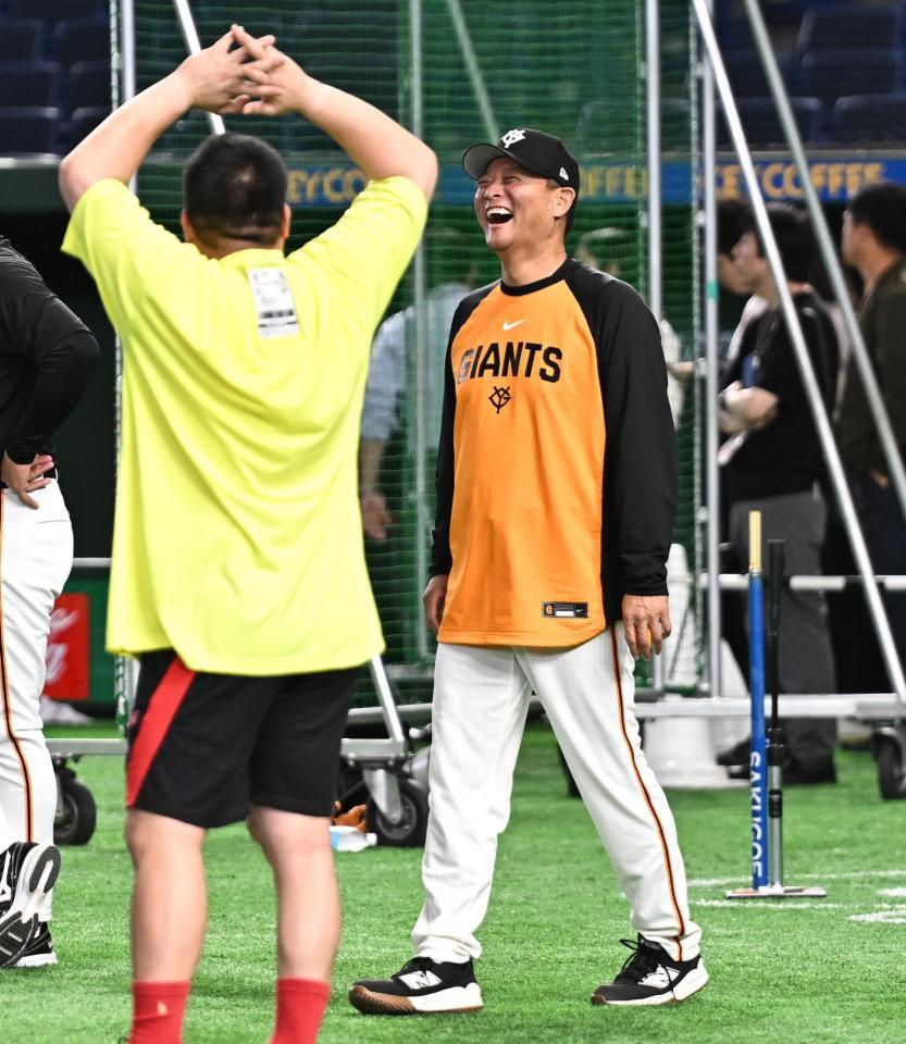試合前、山川（手前）と談笑する橋上監督代行（撮影・開出牧）