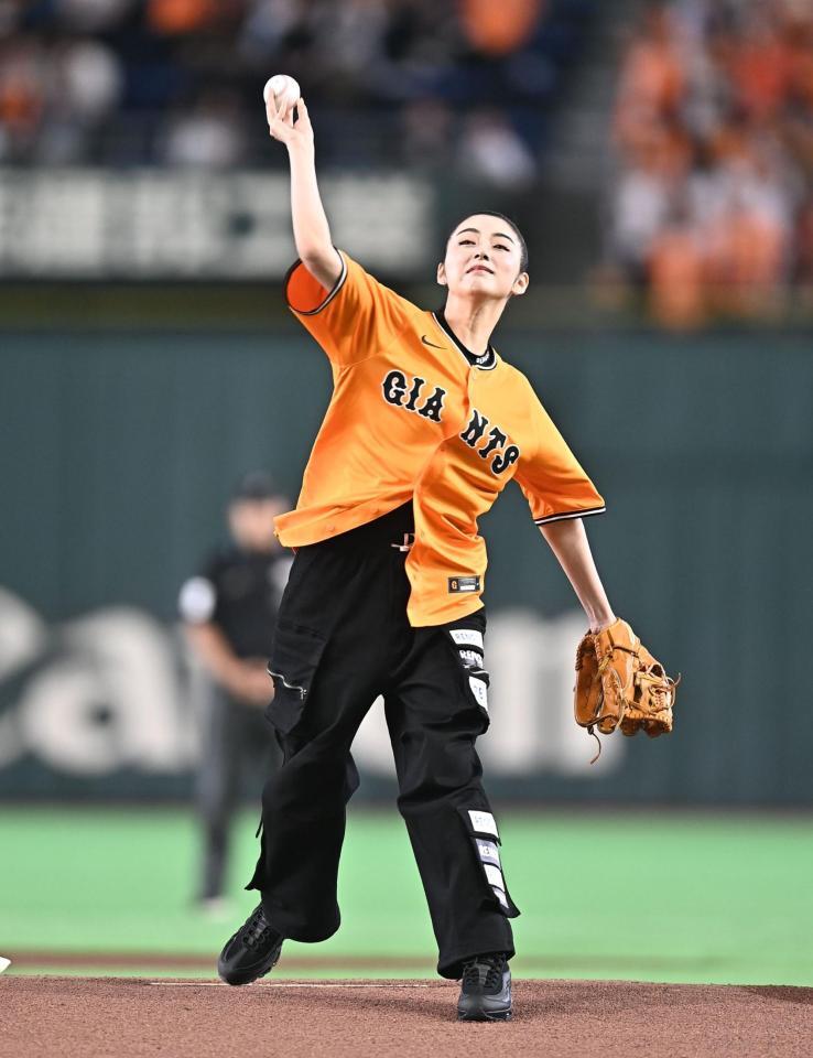 始球式を務める池田エライザ（撮影・開出牧）