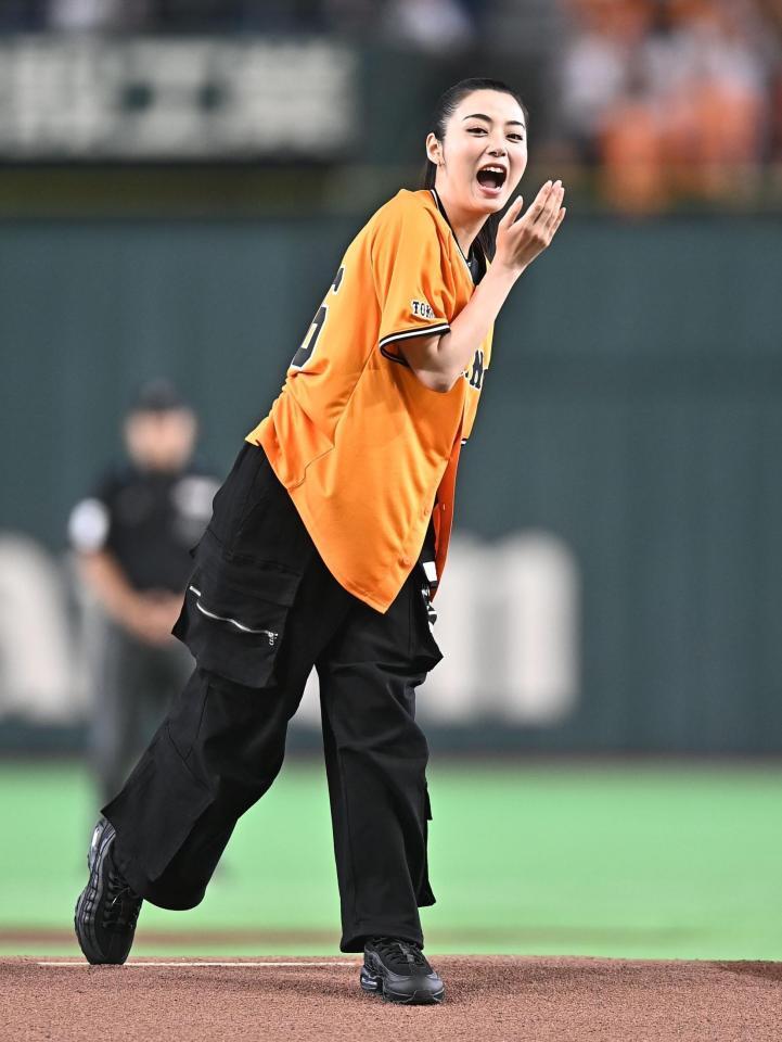 始球式で投げたボールが大きくそれて口を開けて笑う池田エライザ（撮影・開出牧）