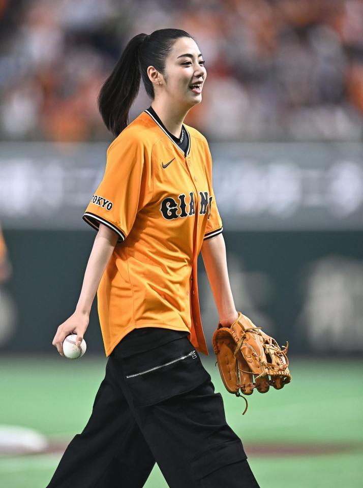 始球式を務め笑顔の池田エライザ（撮影・開出牧）