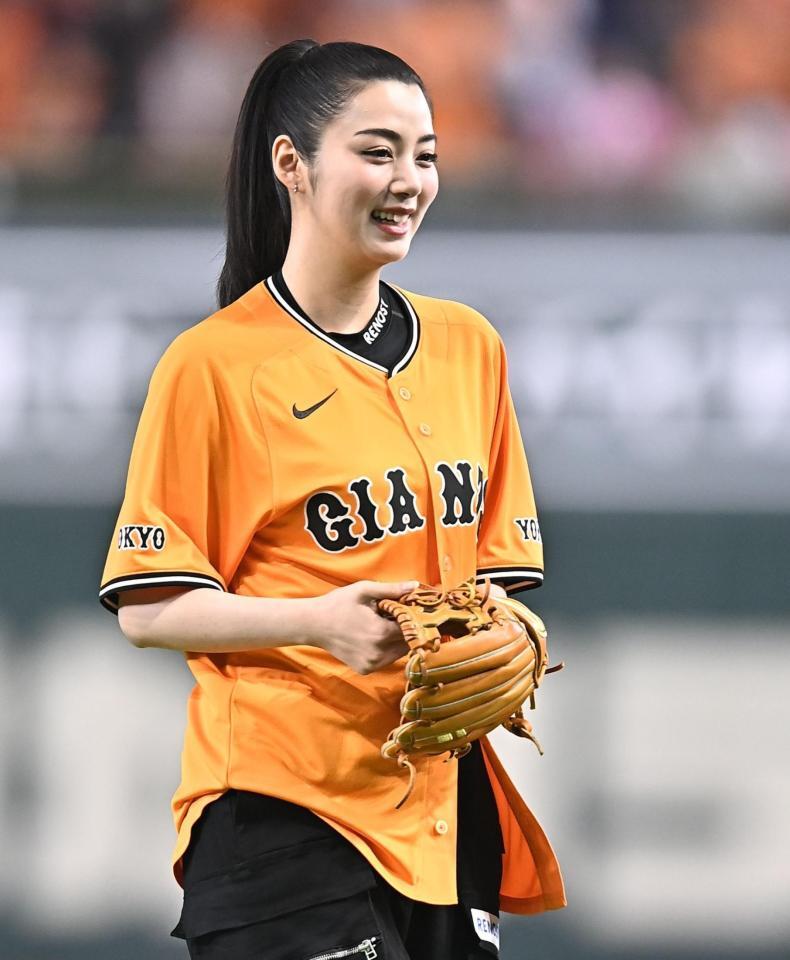 始球式を務め笑顔の池田エライザ（撮影・開出牧）