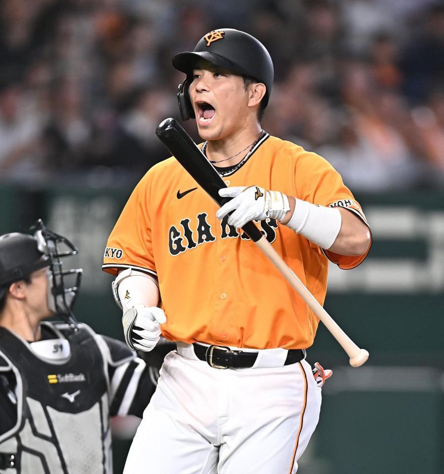 ３回、同点の押し出し四球を選び雄たけびを上げる大城（撮影・開出牧）