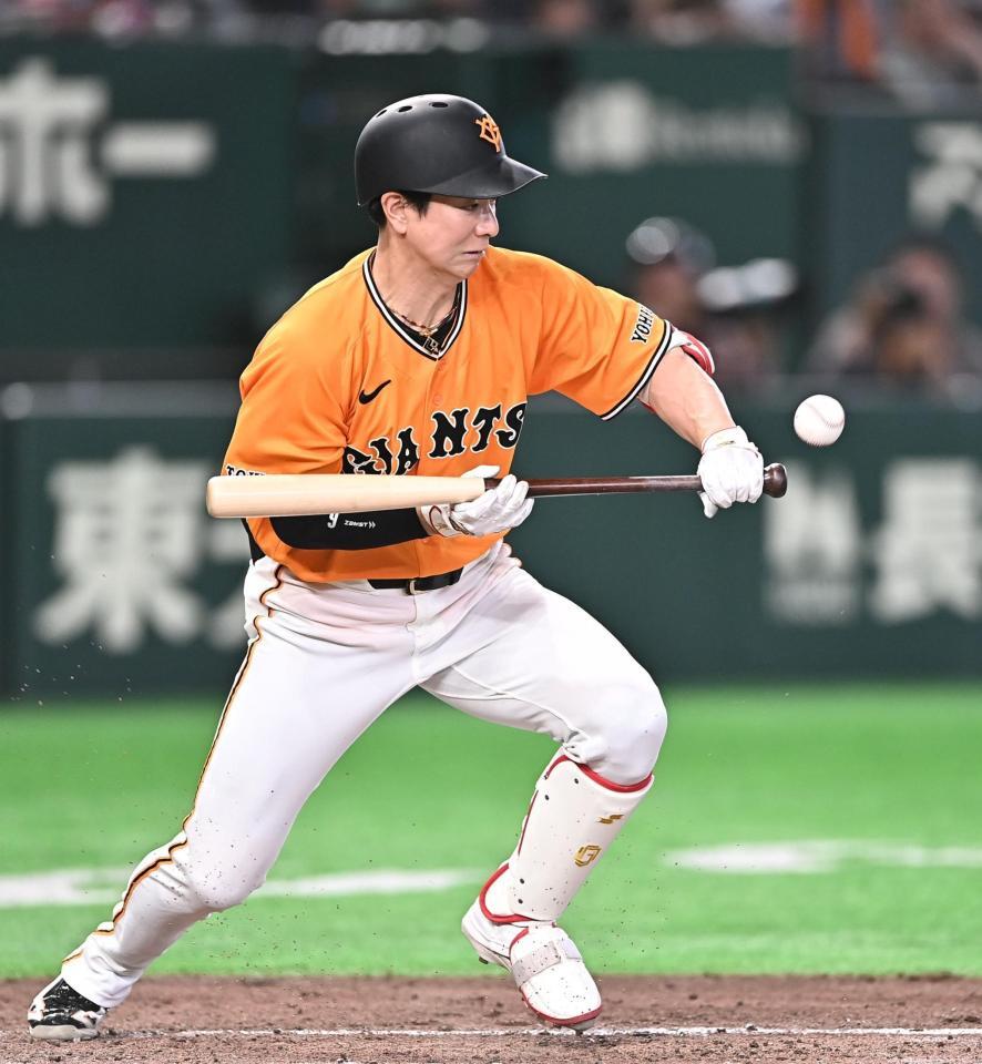 ３回、三塁線に絶妙なセーフティーバンドを決める松本（撮影・開出牧）