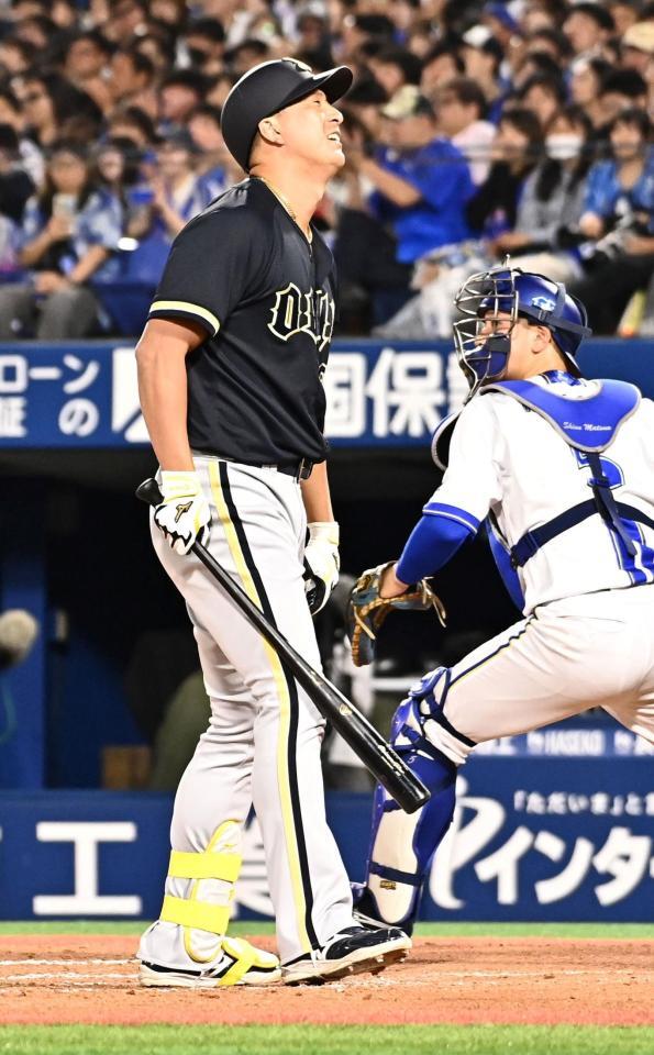 ６回、見逃しの三振に倒れる杉本（撮影・持木克友）