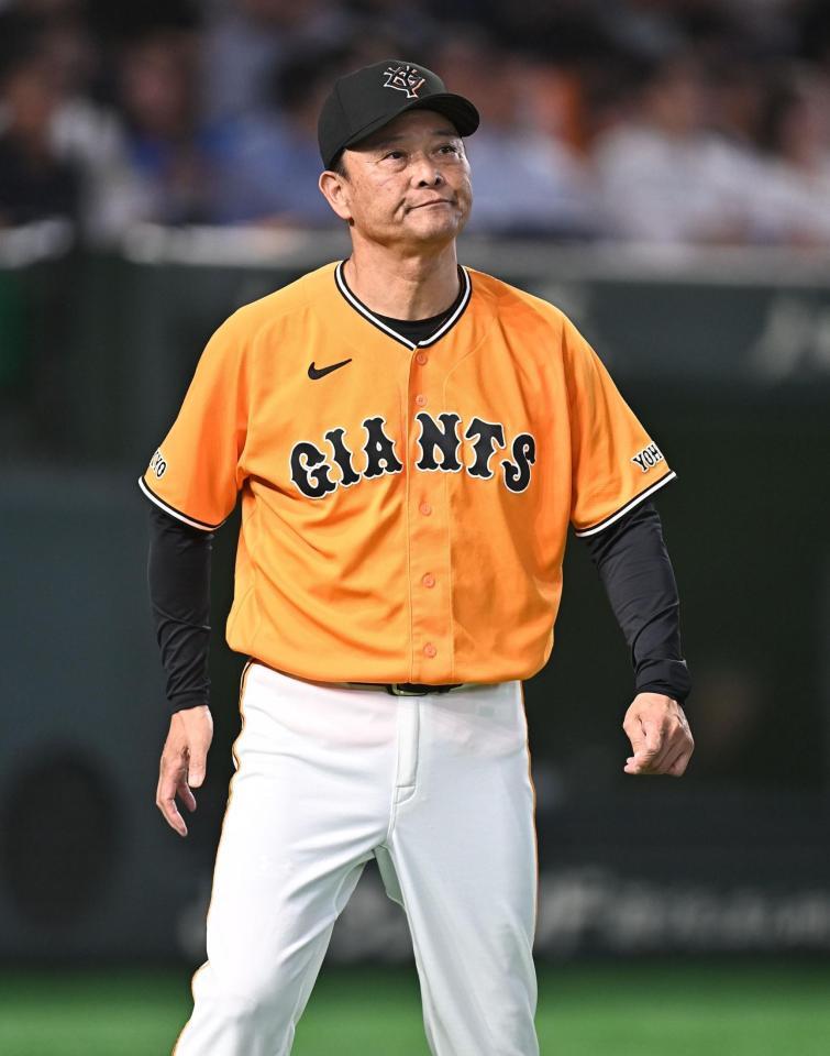 ８回、投手交代を告げた橋上監督代行（撮影・開出牧）