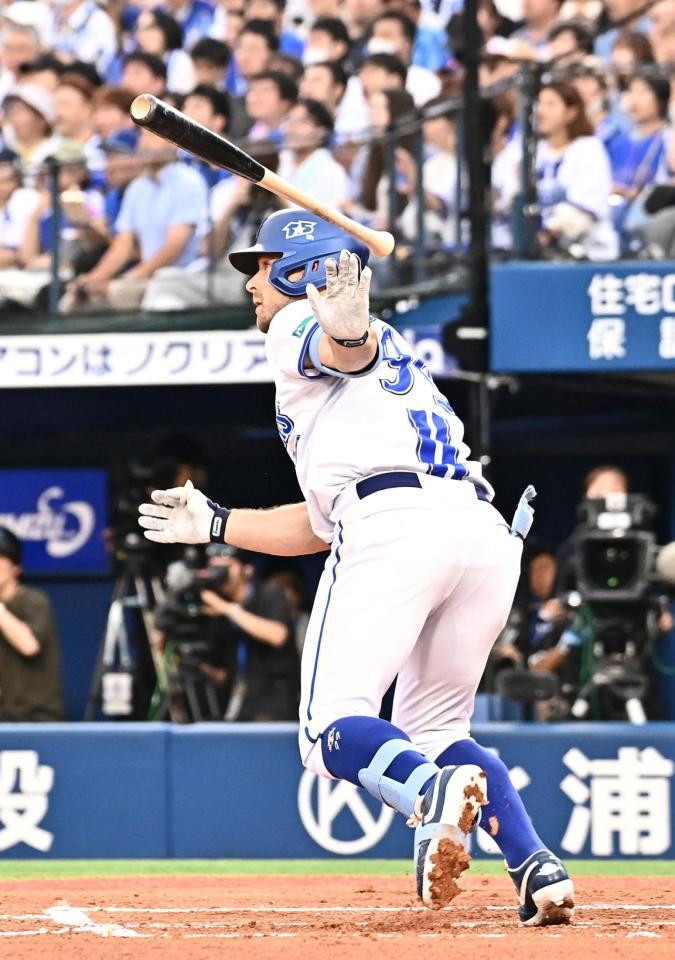 １回、中越え適時二塁打を放つヒュンメル（撮影・持木克友）