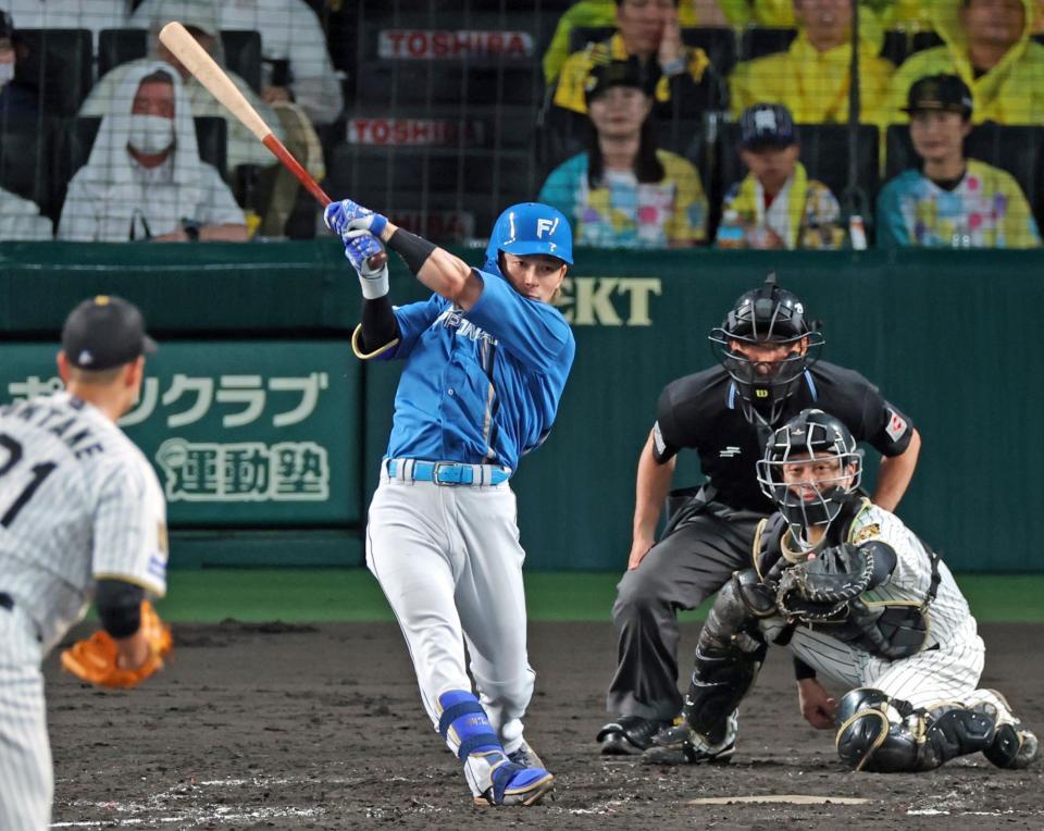 ５回、左前へ勝ち越し適時打を放つ水野（撮影・立川洋一郎）