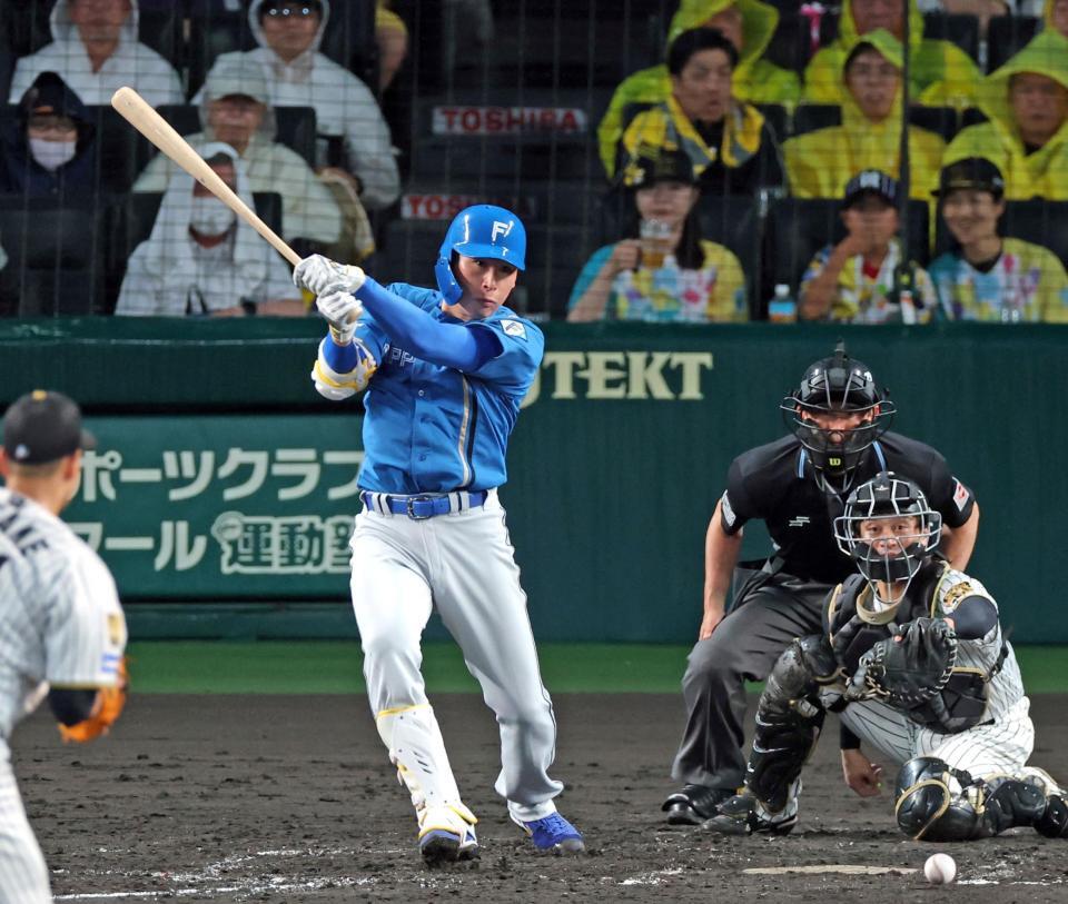 ５回、中前へ同点打を放つ加藤貴（撮影・立川洋一郎）