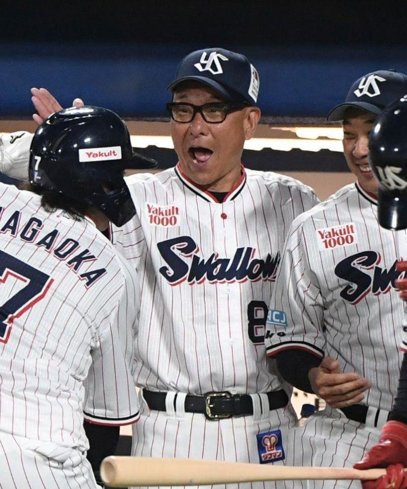８回、サンタナが同点２ランを放ち、大喜びする池山監督（撮影・佐藤厚）
