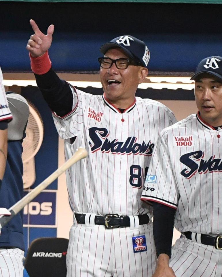 ８回、サンタナが同点２ランを放ち、大喜びする池山監督（撮影・佐藤厚）