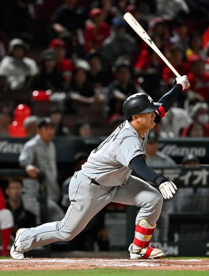 ７回、西川が中前に２点打を放つ