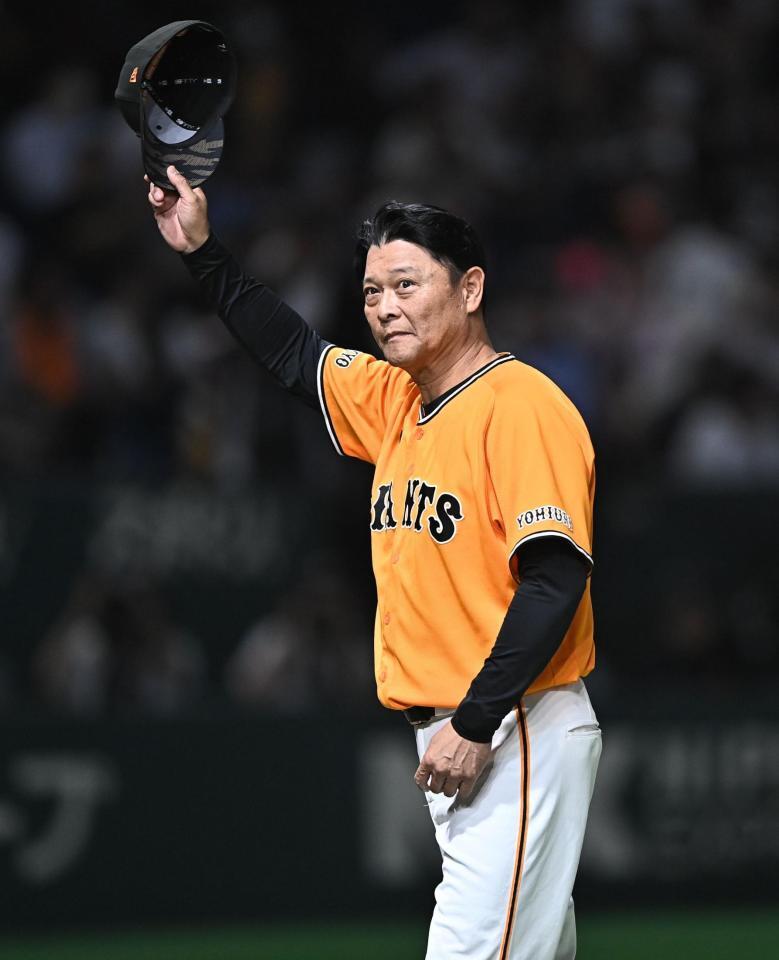 初勝利を挙げスタンドの歓声に応える橋上監督代行（撮影・開出牧）