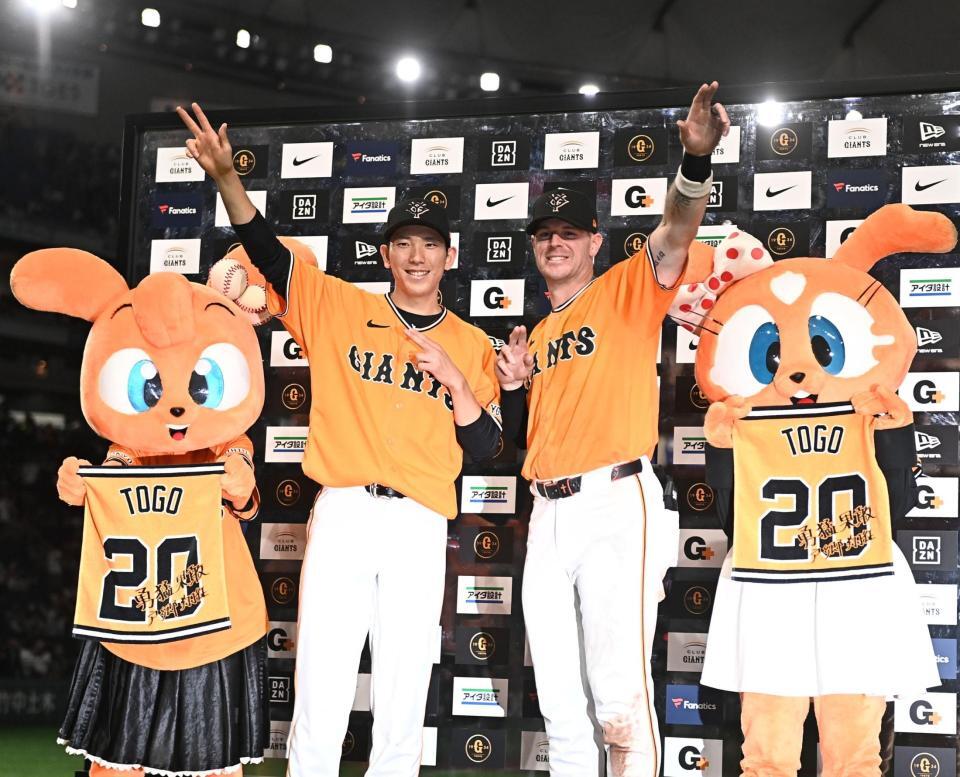 今季２勝目を挙げお立ち台でポーズを決める戸郷（左）。右は勝ち越しタイムリーのキャベッジ（撮影・開出牧）