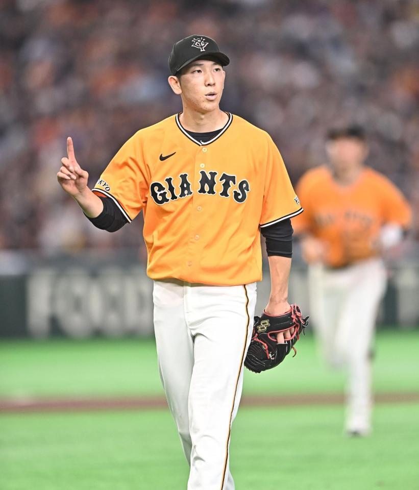 ６回、山川を空振り三振に仕留めポーズを決める戸郷（撮影・開出牧）