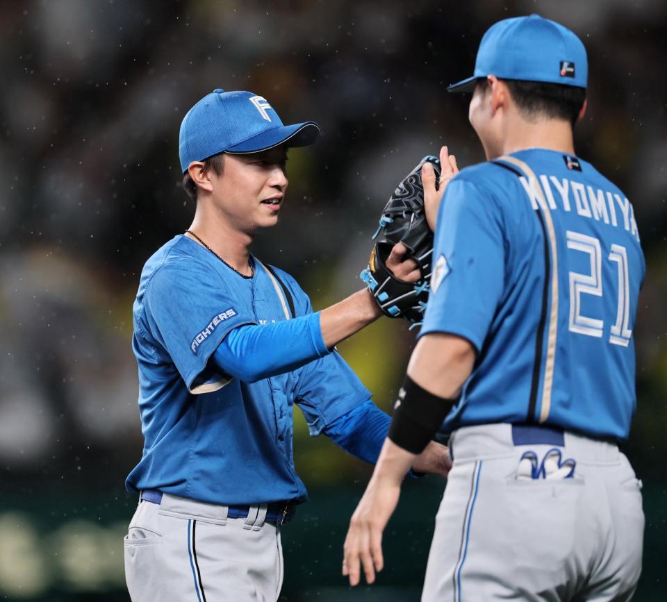 ７回、阪神打線を無失点に抑え、清宮幸に迎えられる島本（撮影・田中太一）