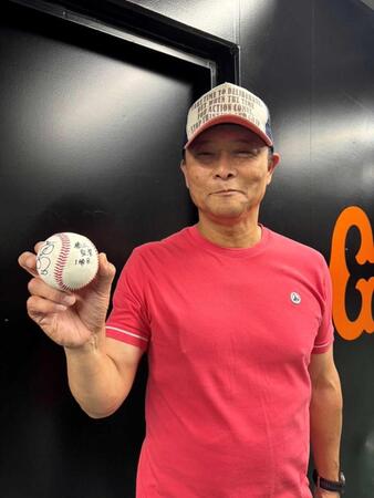　ウイニングボールを手に笑顔（球団提供）