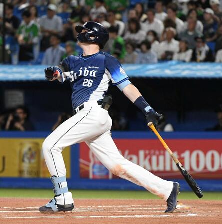 ６回、ネビンは左中間に８号ソロを放つ（撮影・佐藤厚）