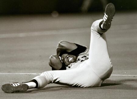 　１９８６年１０月２日のヤクルト戦で高野光から頭に死球を受け倒れるクロマティ