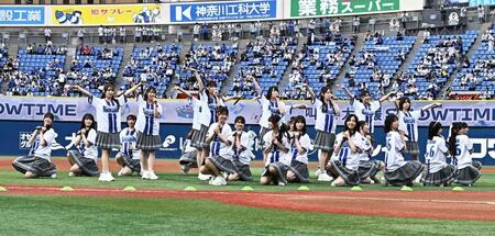 グラウンドで唄う日向坂４６（撮影・持木克友）
