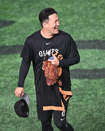 試合前、チームメイトの拍手と声援に笑顔で応えながらブルペンへ向かう田中将（撮影・開出牧）