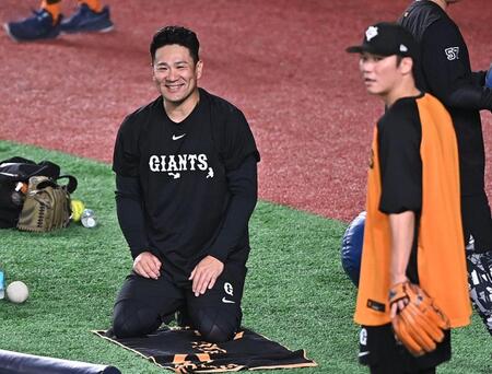 試合前の練習中に笑顔を見せる田中将（左）。右は坂本（撮影・開出牧）