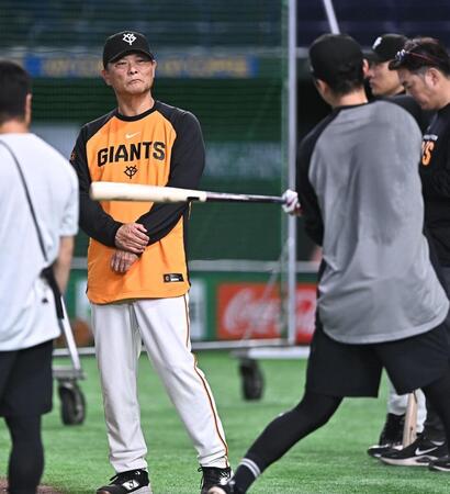 試合前、坂本（右手前）のスイング軌道を見つめる橋上監督代行（撮影・開出牧）