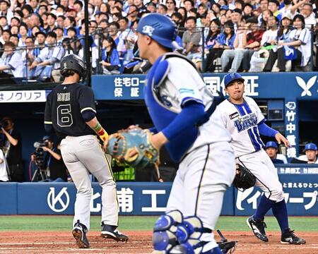 ２回、東（右）のワイルイドピッチで生還する宗（左）＝撮影・持木克友