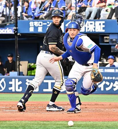 ２回、捕球できなかったボールを追う松尾（撮影・持木克友）