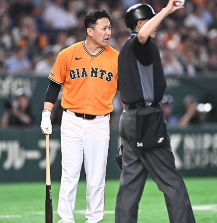 ４回、頭上を通過する暴投のスチュワートをにらむ田中将（撮影・開出牧）