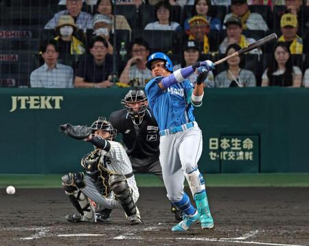 ３回、中前へ適時打を放つ万波（撮影・立川洋一郎）