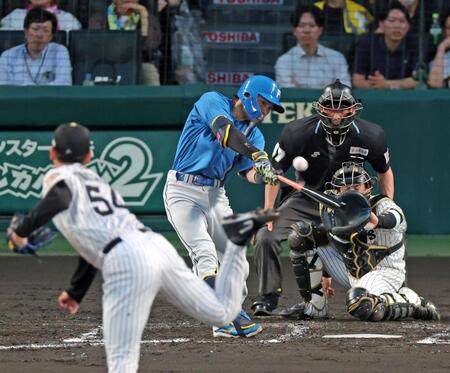 ３回、右前へ逆転の２点適時打を放つ田宮（撮影・立川洋一郎）