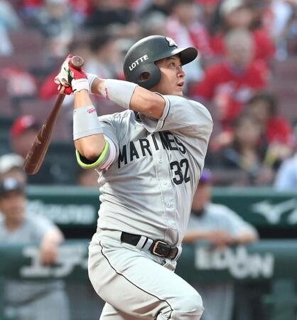 ４回、勝ち越しとなる２点適時二塁打を放つ佐藤（撮影・北村雅宏）