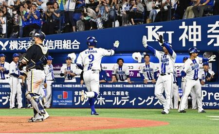 ７回逆転の３ランを放った京田を迎えるナイン（撮影・持木克友）