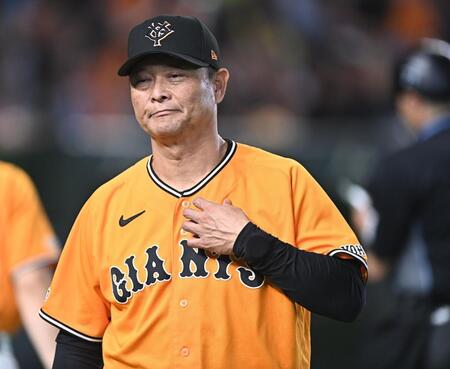 ６回、投手交代を告げた橋上監督代行（撮影・開出牧）